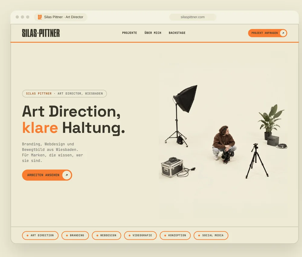 Startseite von silaspittner.com im Browser: Navigation, Hero „Art Direction, klare Haltung.“ und Leistungs-Marquee