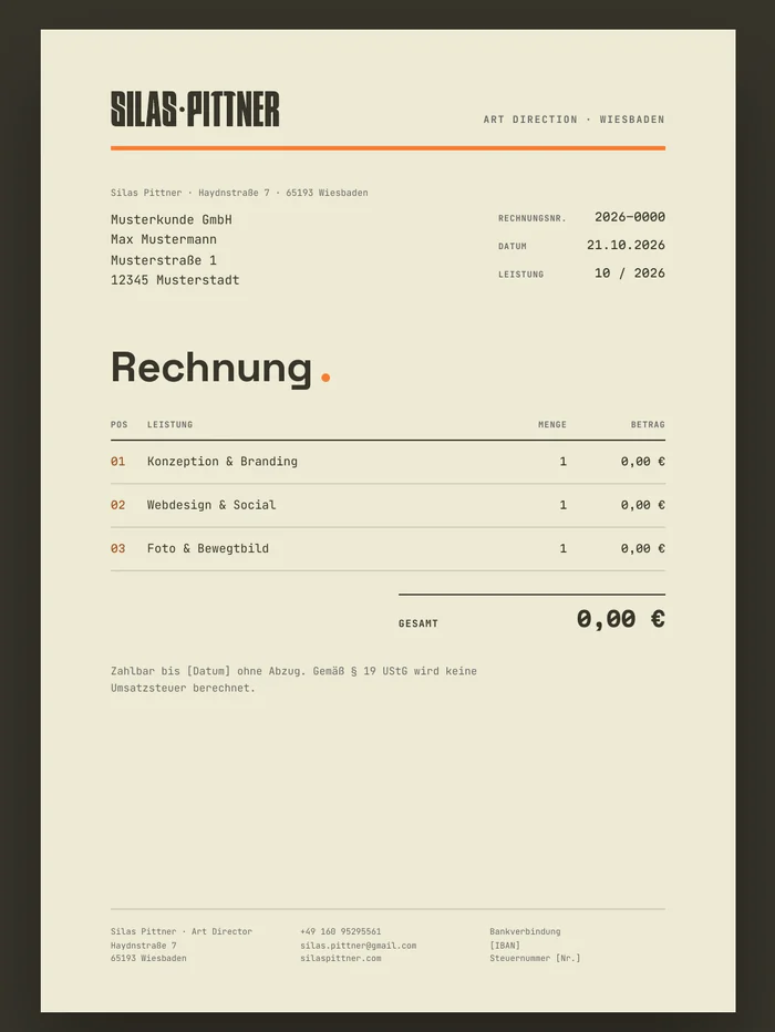Briefbogen als Rechnung in A4: Wortmarke mit Signal-Linie, Positionen in einer Tabelle, Gesamtbetrag in Martian Mono
