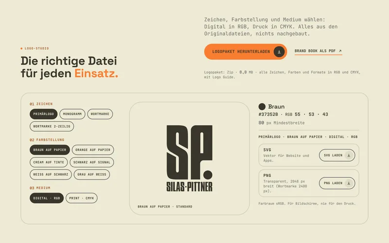Logo-Studio auf der Brand-Book-Seite von Silas Pittner: Zeichen, Farbstellung und Medium wählen, dann SVG oder PNG laden.